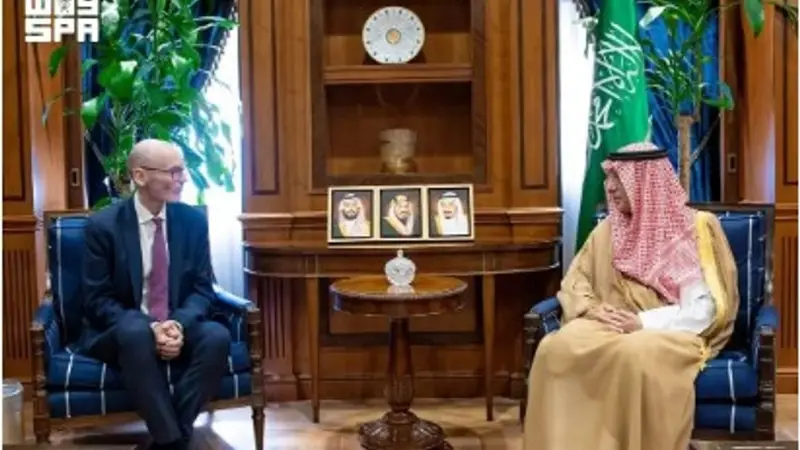 وزير الدولة للشؤون الخارجية يبحث القضايا المشتركة مع سفير المملكة المتحدة