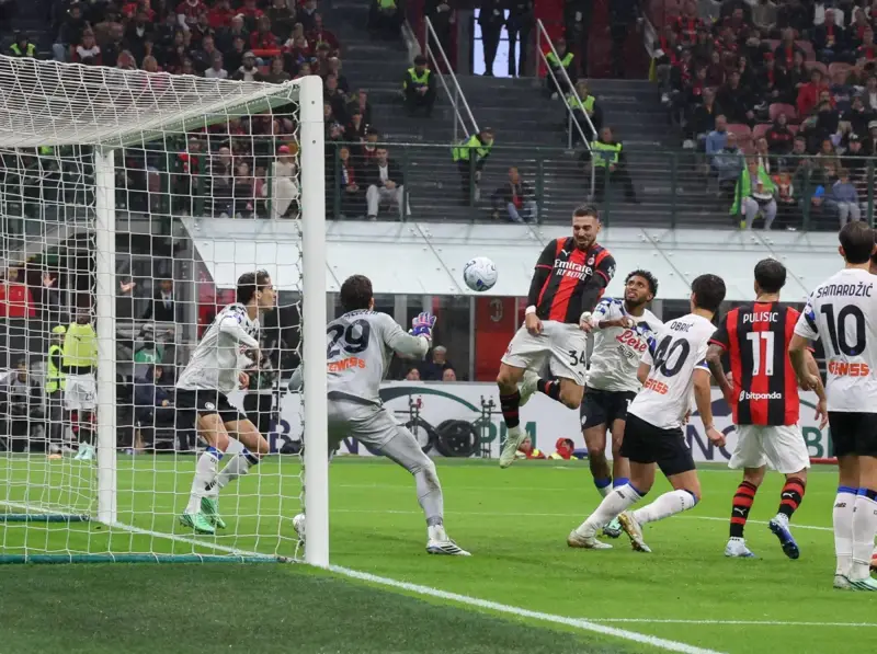 «الدوري الإيطالي»: ميلان يقتحم المربع الذهبي بثلاثية في أتالانتا