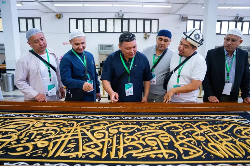 ضيوف برنامج خادم الحرمين يطّلعون على مراحل صناعة كسوة الكعبة