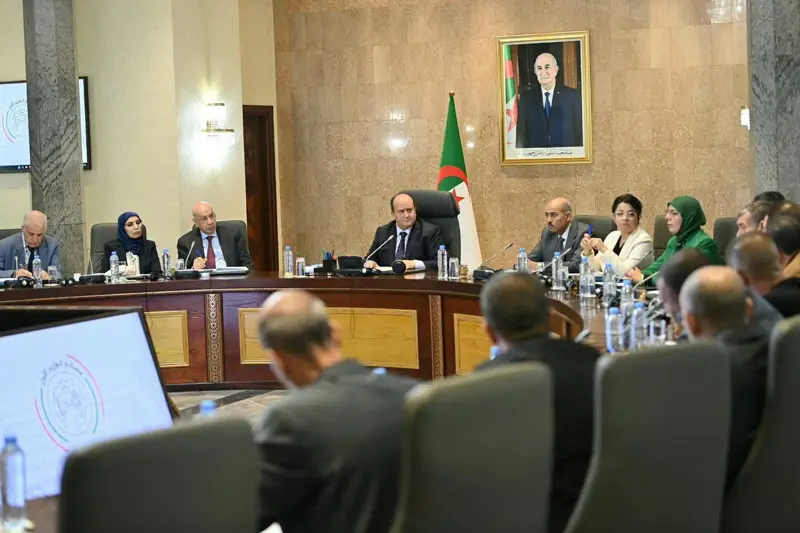 الوزير الأول يترأس اجتماعا لضبط أسعار المواد واسعة الاستهلاك وحماية القدرة الشرائية