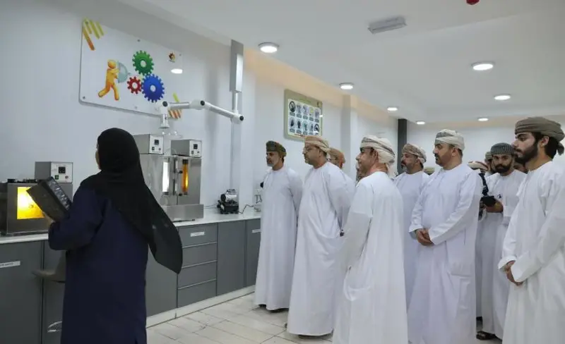 بحث تعزيز الشراكة بين محافظة البريمي وبنك التنمية