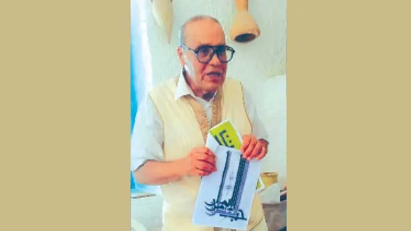 ابداعات: الراضي القلال ( خطاط): فنون «الخط العربي» على إيقاع أمواج «سيدي المحرسي»