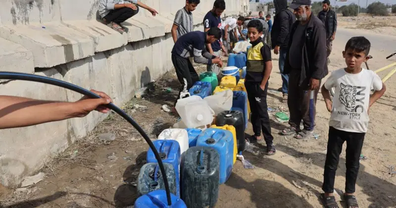 في غزة.. رحلة شاقة للحصول على بضع لترات من المياه وعطش يهدد حياة السكان