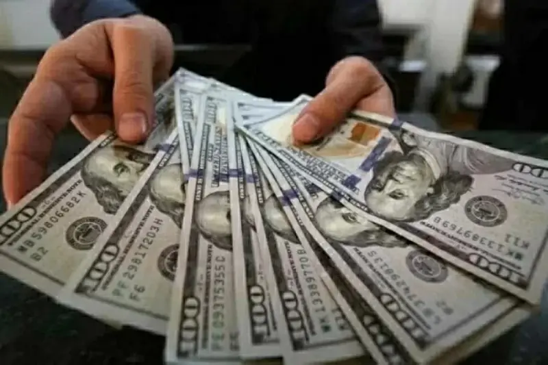 الدولار يتراجع أمام العملات الرئيسة ويتجه لخسارة أسبوعية