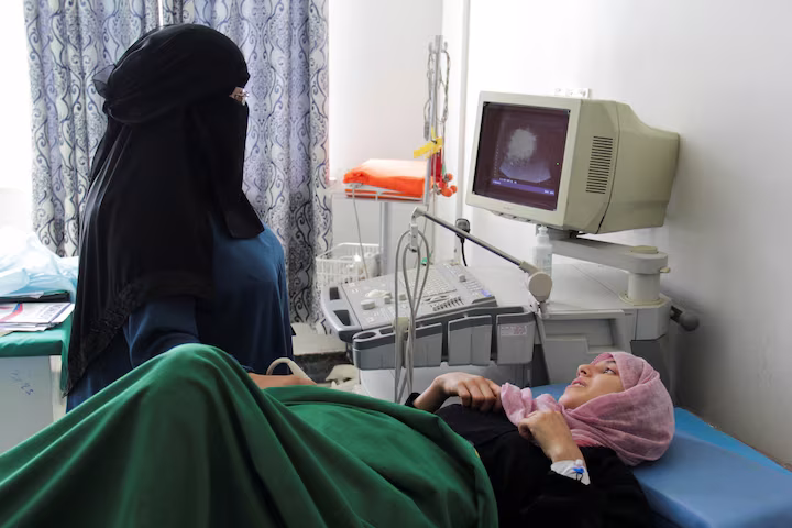 معاناة تعز في تقرير رويترز.. أين مسؤولية الحوثيين عن حصار المدينة وتدهور القطاع الصحي؟