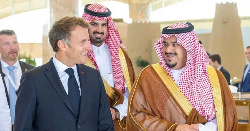 الرئيس الفرنسي يصل إلى الرياض