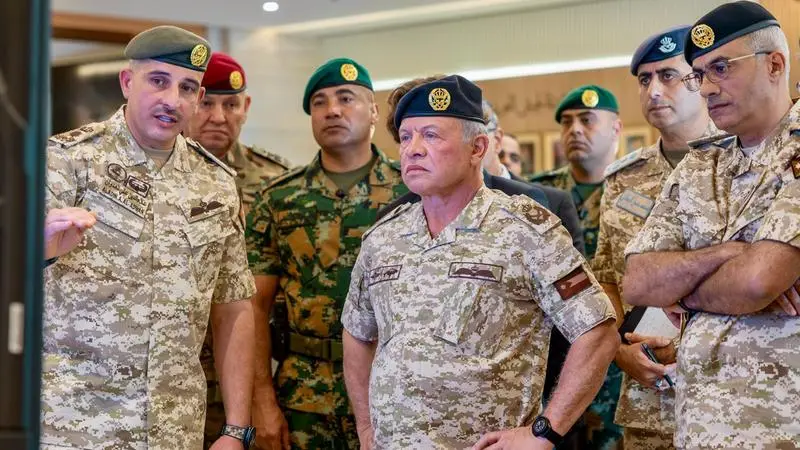 الملك يزور القيادة العامة للقوات المسلحة ويؤكد أهمية مواصلة تحديث منظوماتها التكنولوجية