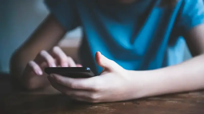 من الهاتف إلى الرئتين.. كيف يؤثر الاستخدام الطويل للهاتف في طريقة تنفسك؟