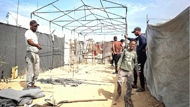 غزيون يعيدون تدوير حديد الأنقاض لتدعيم خيامهم