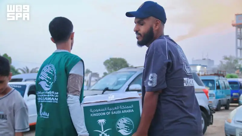 مركز الملك سلمان للإغاثة يوزع 400 سلة غذائية في خور مكسر بعدن
