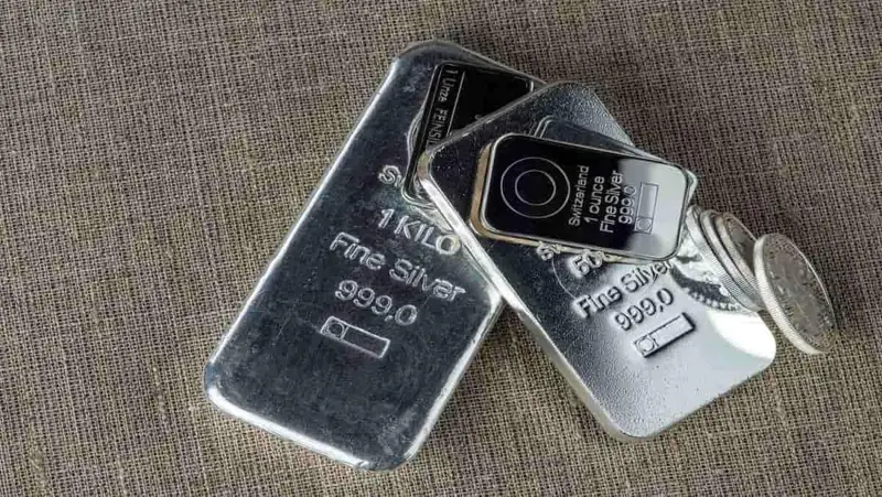 سعر الفضة يهوي إلى ما دون 50 دولاراً.. ما الذي يحدث في أسواق المعادن الثمينة؟