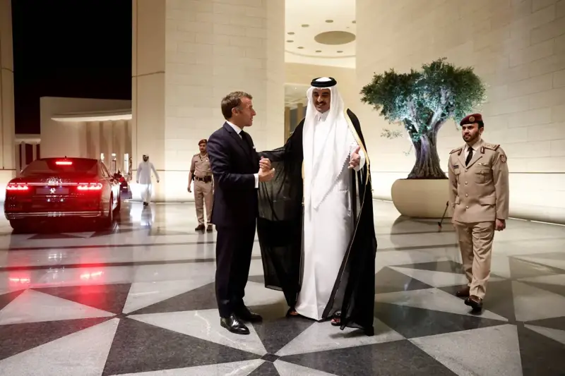 ماكرون يجري مباحثات مع أمير قطر تتناول أمن المنطقة والتعاون الاستراتيجي