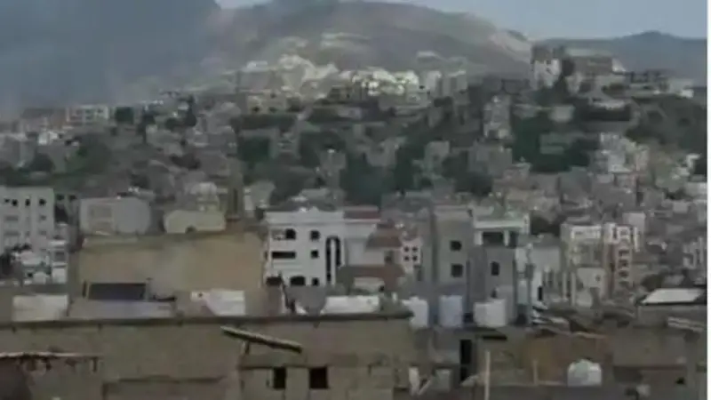 الطيران الحربي اليمني يستهدف تحشيدات وآليات حوثية بجبهة الشقب في تعز
