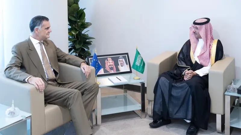 نائب وزير الموارد البشرية يبحث مع سفير الاتحاد الأوروبي تعزيز التعاون في سوق العمل