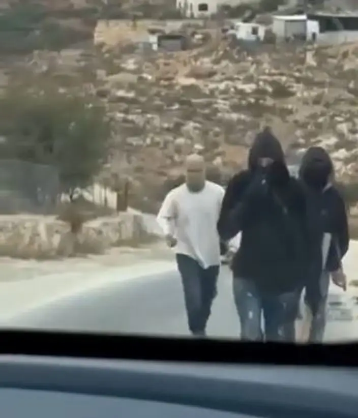 مستوطنون ملثمون يعتدون على دبلوماسيين أوروبيين في الضفة الغربية