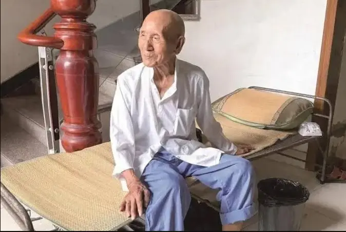 معمر صيني بلغ 101 عام مولع بعادات غذائية غير صحية يثير الجدل