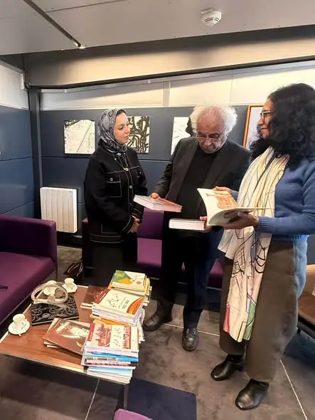 بالتعاون مع وزارة الثقافة : سفارة ليبيا في فرنسا تقدم مجموعة من الإصدارات الليبية إلى مكتبة معهد العالم
