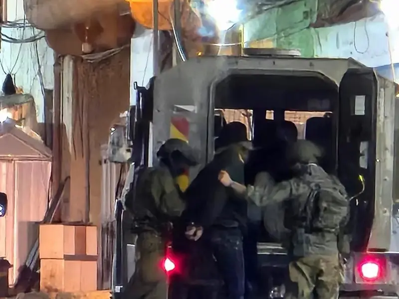الاحتلال يقتحم مناطق بالضفة ويعتقل عددا من الفلسطينيين