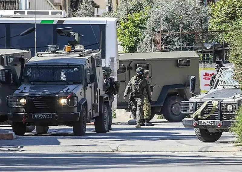 شهيد في الخليل.. اقتحامات واسعة واعتداءات في الضفة والقدس