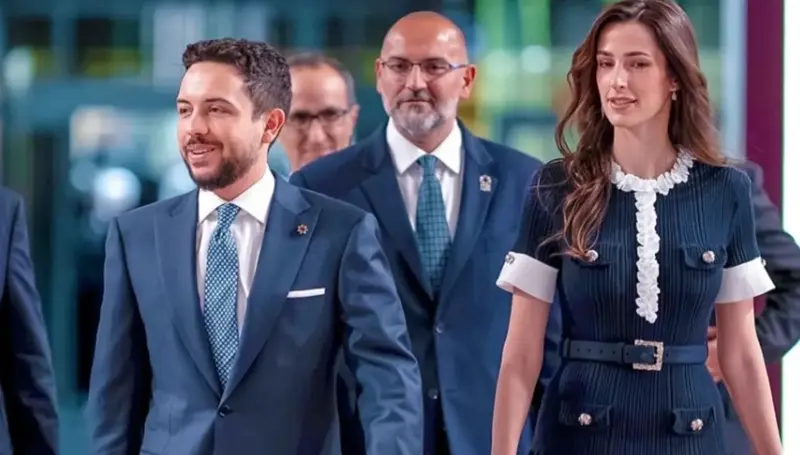 الحقيبة الذهبية تتألق مجدداً في أحدث إطلالة للأميرة رجوة الحسين