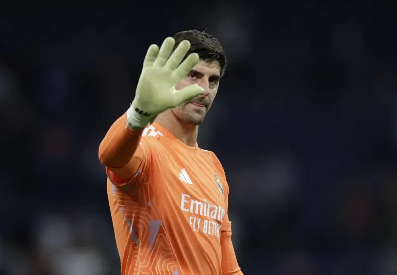 كورتوا يكشف الفارق بين ريال مدريد وبرشلونة قبل "كلاسيكو الأرض"
