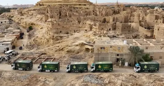 بيت الزكاة والصدقات ينتهي من توزيع كراتين مواد غذائية بواحتي سيوة والجار
