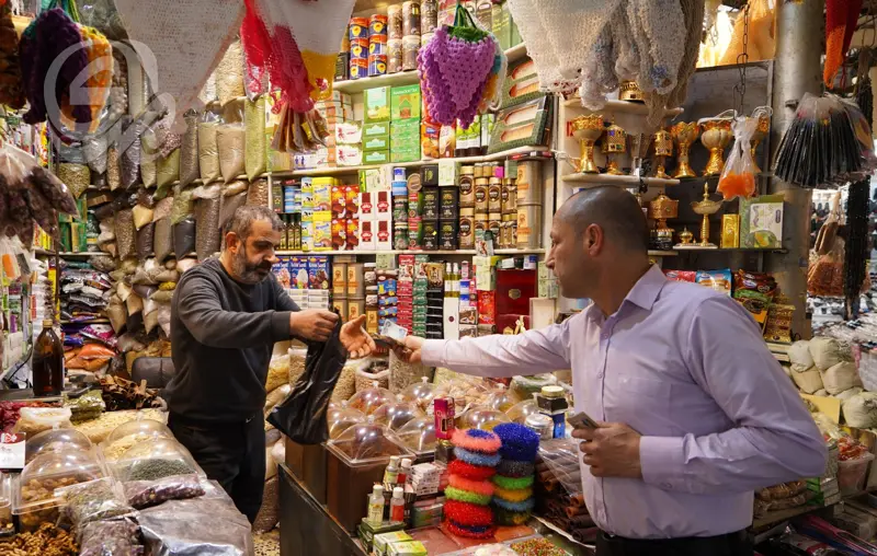 الدولار يلتهم الرواتب.. مليون دينار يخسر 100 دولار من قيمته!