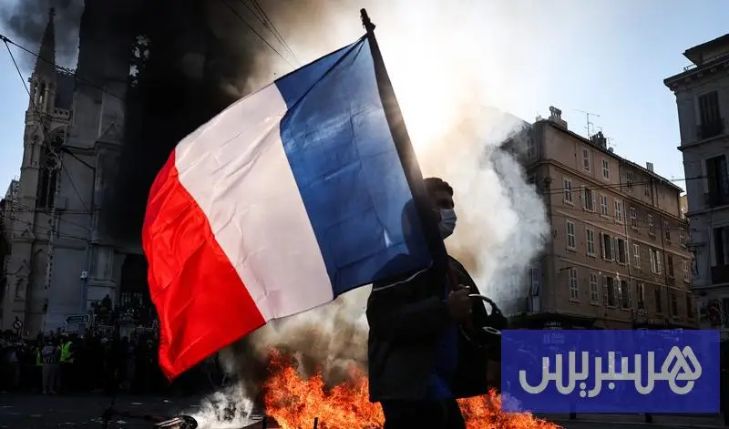 "إنها الثورة".. فرنسا تشتعل بالاحتجاجات والأمن يمنع مسيرة نحو قصر الإليزيه