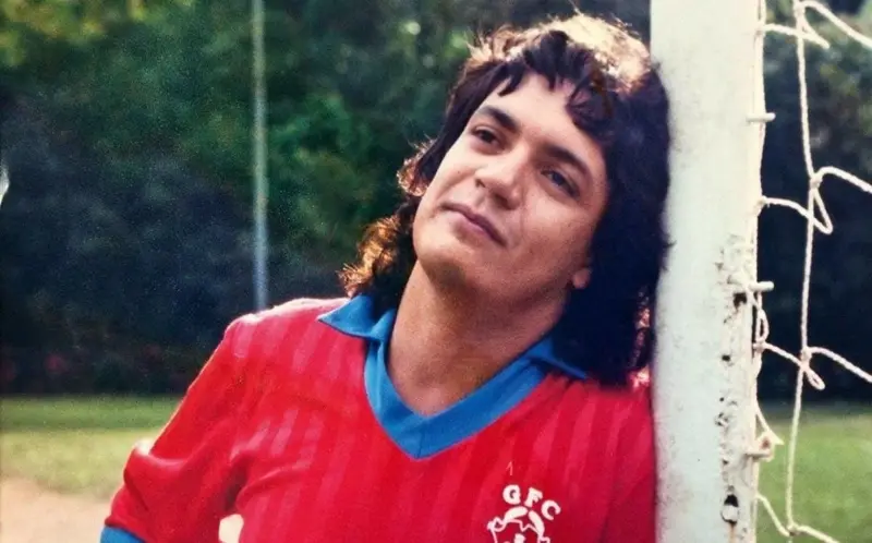 عاش نجومية كرة القدم دون أن يلعب.. قصة «أشهر محتال» في الملاعب