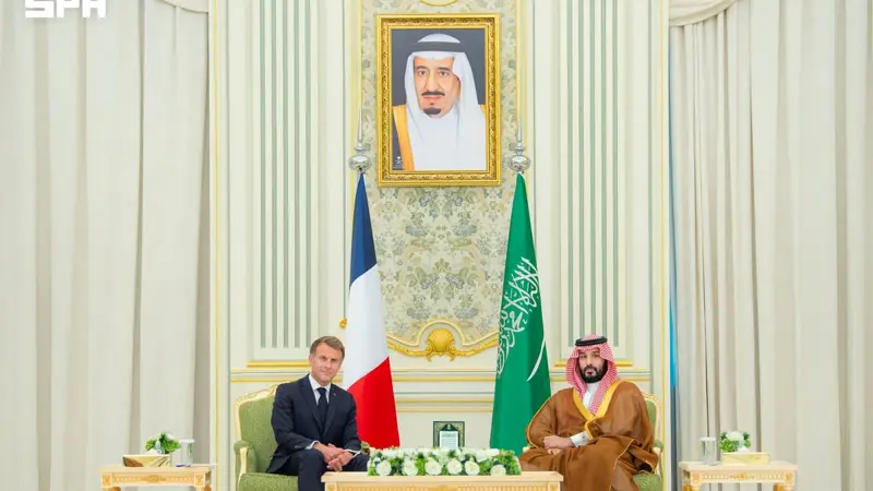 ولي العهد يستقبل رئيس الجمهورية الفرنسية
