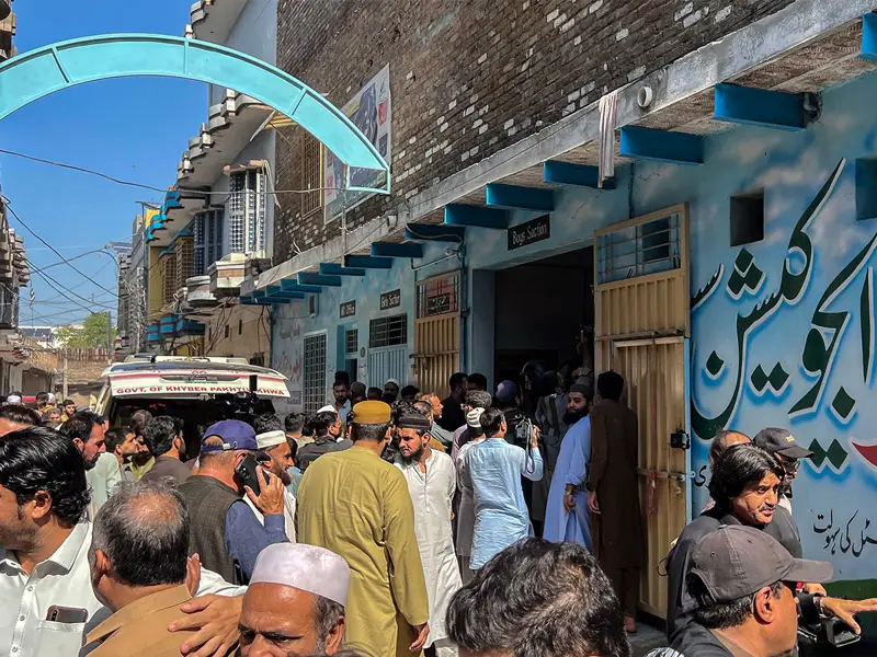 وفاة 21 طفلا إثر انهيار سقف مدرسة في باكستان