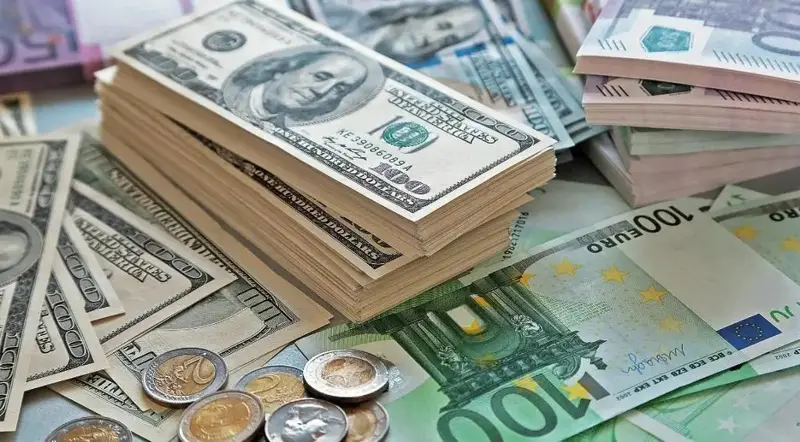 تباين أسواق العملات بين تقلب الدولار واستقرار اليورو