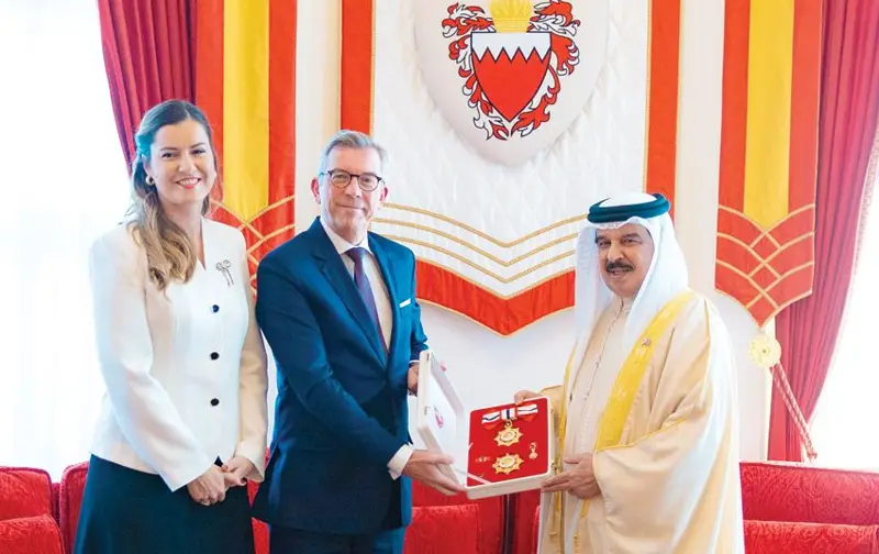 الملك يمنح السفير الفرنسي وسام البحرينالإشادة بالإسهامات الفرنسية في تعزيز السلم في المنطقة والعالم