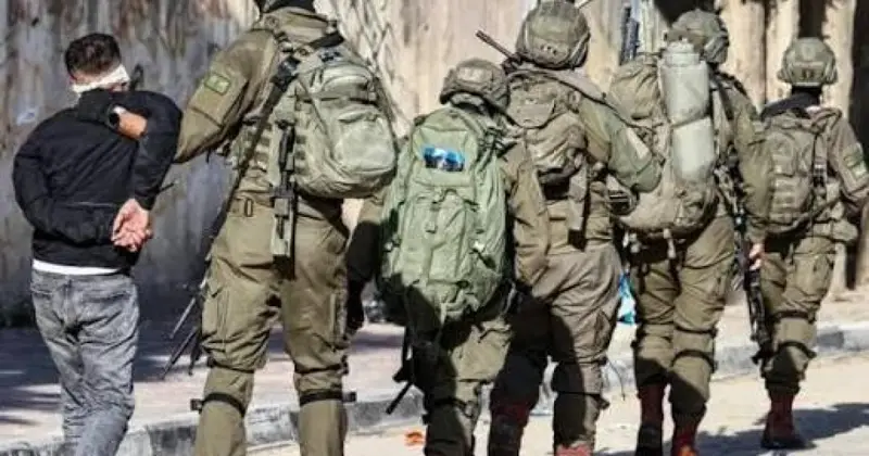 الاحتلال يعتقل ثلاثة مواطنين من محافظة الخليل