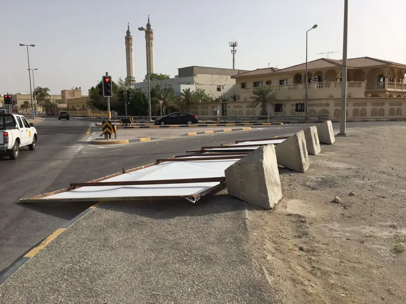 البحرين : بالفيديو... سقوط لوحات إعلانية في أحد شوارع مدينة عيسى