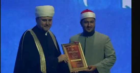وزير الأوقاف يهنئ بلال سيف بجائزة الجمهور في مسابقة موسكو للقرآن الكريم