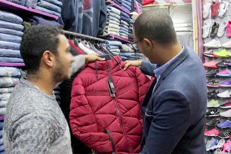 الألبسة الشتوية تعود إلى واجهات المحلات التجارية