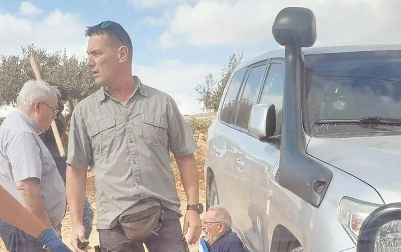 مستوطنون يهاجمون موكبا دبلوماسيا أوروبيا في الضفة الغربية ويعتدون على رئيس بلدية فرنسي