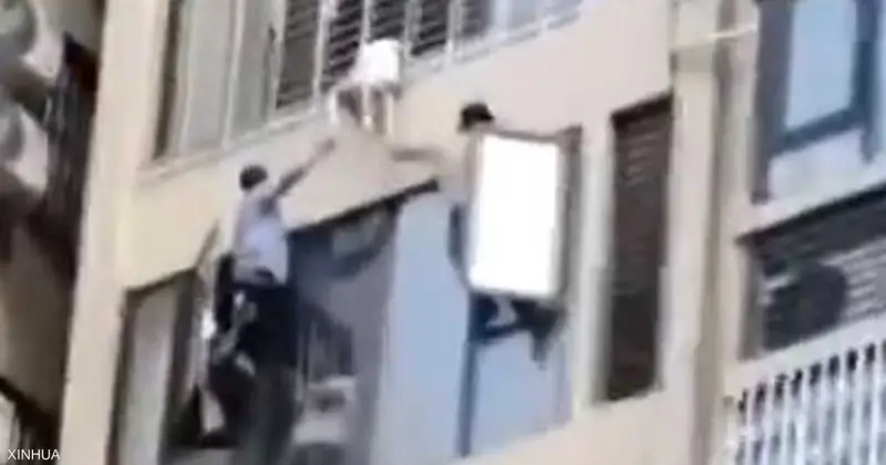 فيديو يحبس الأنفاس.. إنقاذ طفلة متدلية من الطابق الـ12