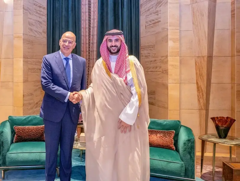 وزير الدفاع يبحث مع نظيره اليوناني تعزيز الشراكة الدفاعية وتطورات المنطقة