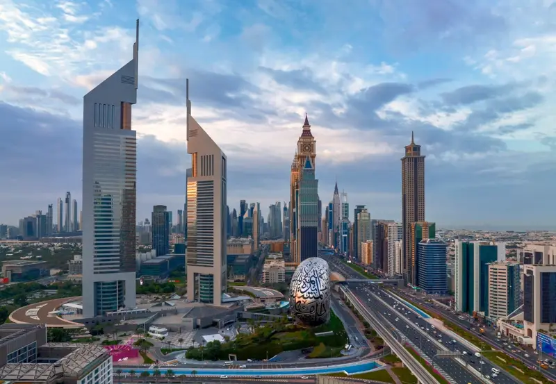 الإمارات.. طقس الغد غائم جزئياً مع فرصة تكون بعض السحب الركامية