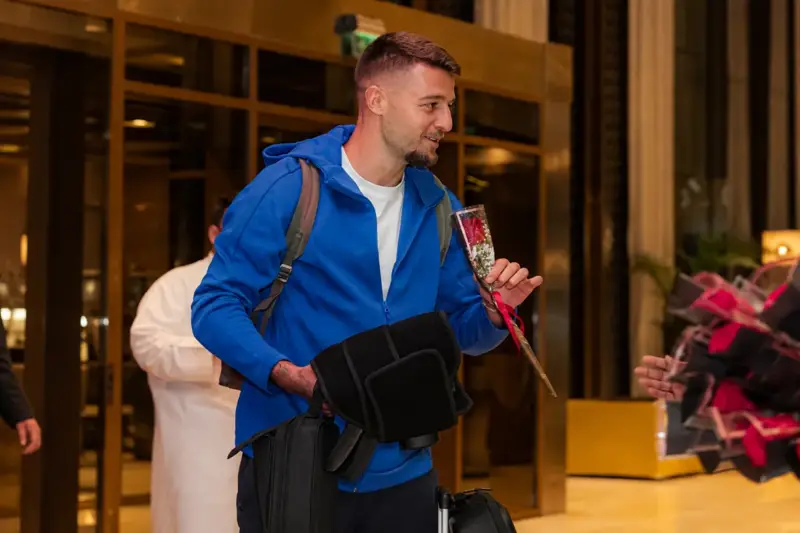 الهلال يحط في الدوحة بمعنويات الغرافة... واستقبال بالورود والبالونات الزرقاء