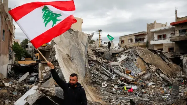 خامنئي يعيد "وحدة الساحات" إلى الواجهة.. هل يُدخل "حزب الله" لبنان في حرب جديدة؟