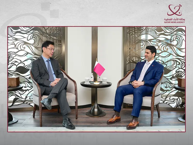 محافظ مصرف قطر المركزي يجتمع مع المدير الإداري لسلطة النقد في سنغافورة