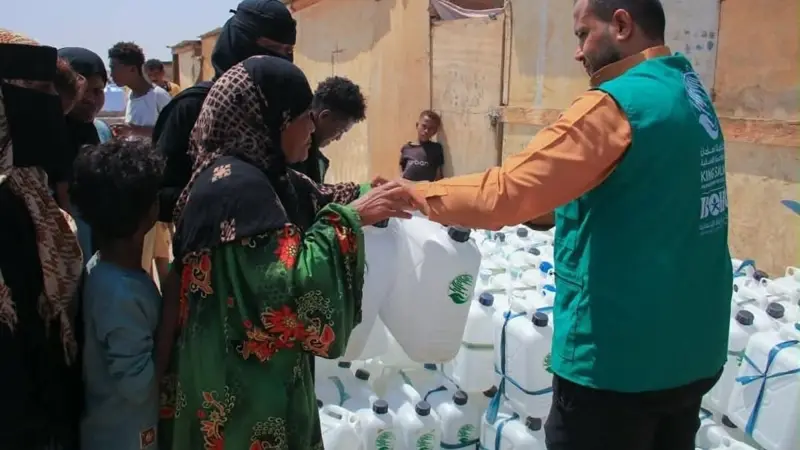 مركز الملك سلمان للإغاثة يضخ المياه الصالحة للشرب للنازحين في تبن بمحافظة لحج