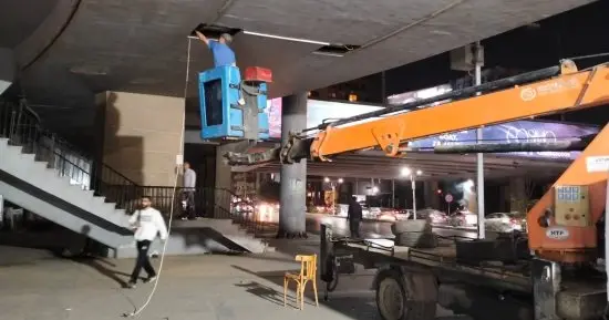 رئيس حى العجوزة يبحث شكاوى المواطنين ويتابع أعمال الإنارة أسفل كوبرى أكتوبر