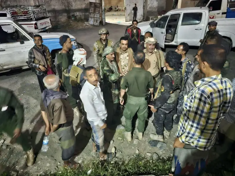 وكيل أول محافظة تعز يتفقد عددًا من الأحياء السكنية والمرافق الأمنية في زيارة ليلية