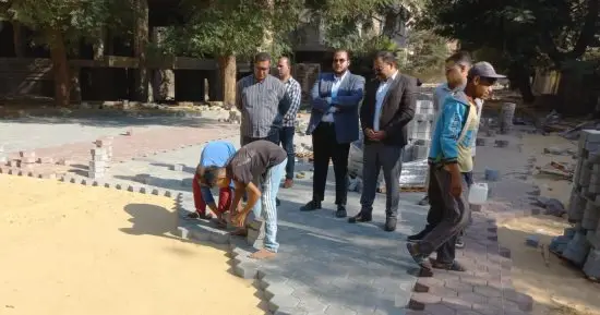 تركيب بلاط الإنترلوك بشارعى عطبرة والخرطوم فى حى العجوزة ضمن خطة التطوير.. صور
