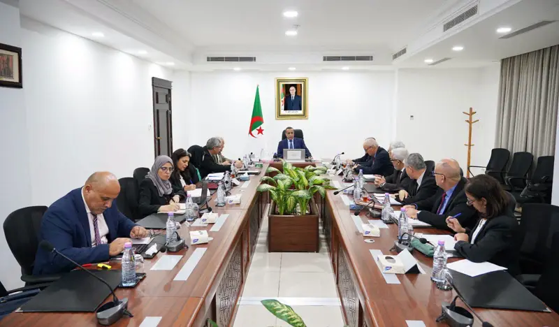 عجال يشرف على اجتماع لدراسة الاستراتيجية الوطنية للتحكم في الطاقة إلى غاية 2035