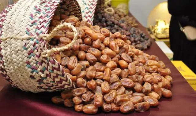 ما هي حصيلة إنتاج التمور في السلطنة وأكثر الأصناف والولايات إنتاجاً لعام 2025؟